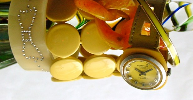 Yellow Jewellery Fortis Mini Flipper Watch