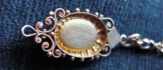 Back of late Victorian agate cameo lavalier pendant