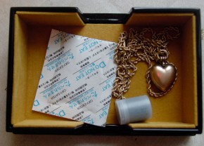 Dry our wet jewellery with dessicant