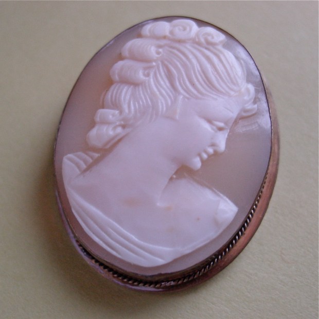 1940s Shell CAmeo Brooch