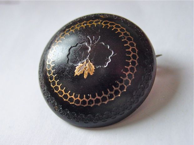 pique brooch