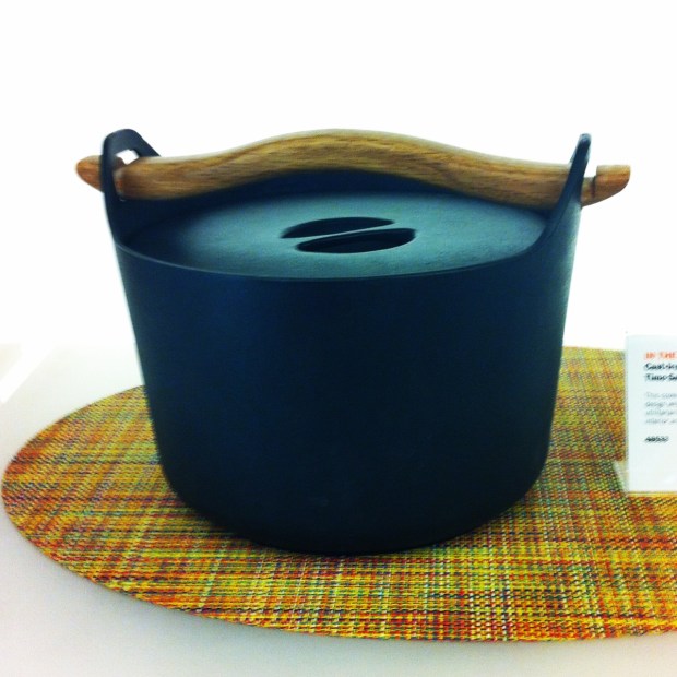 Sarpaneva 3-Quart Cast Iron Casserole with Wooden Handle 