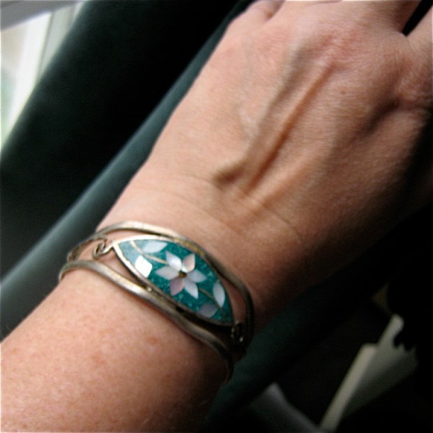 alapca Mexico Crushed turquoisw mother of pearl flower cuff bracelet