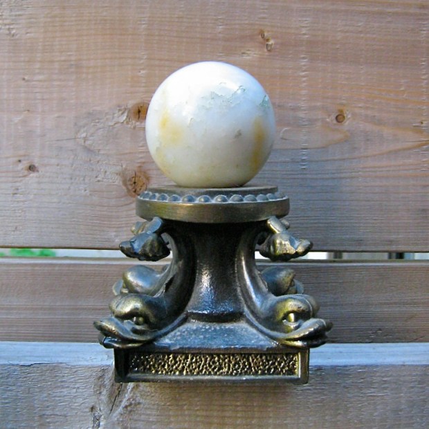 ball and pedestal
