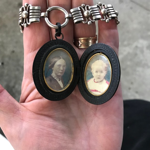 E86E8081-DAD7-4CC4-B15E-884F686D0F36